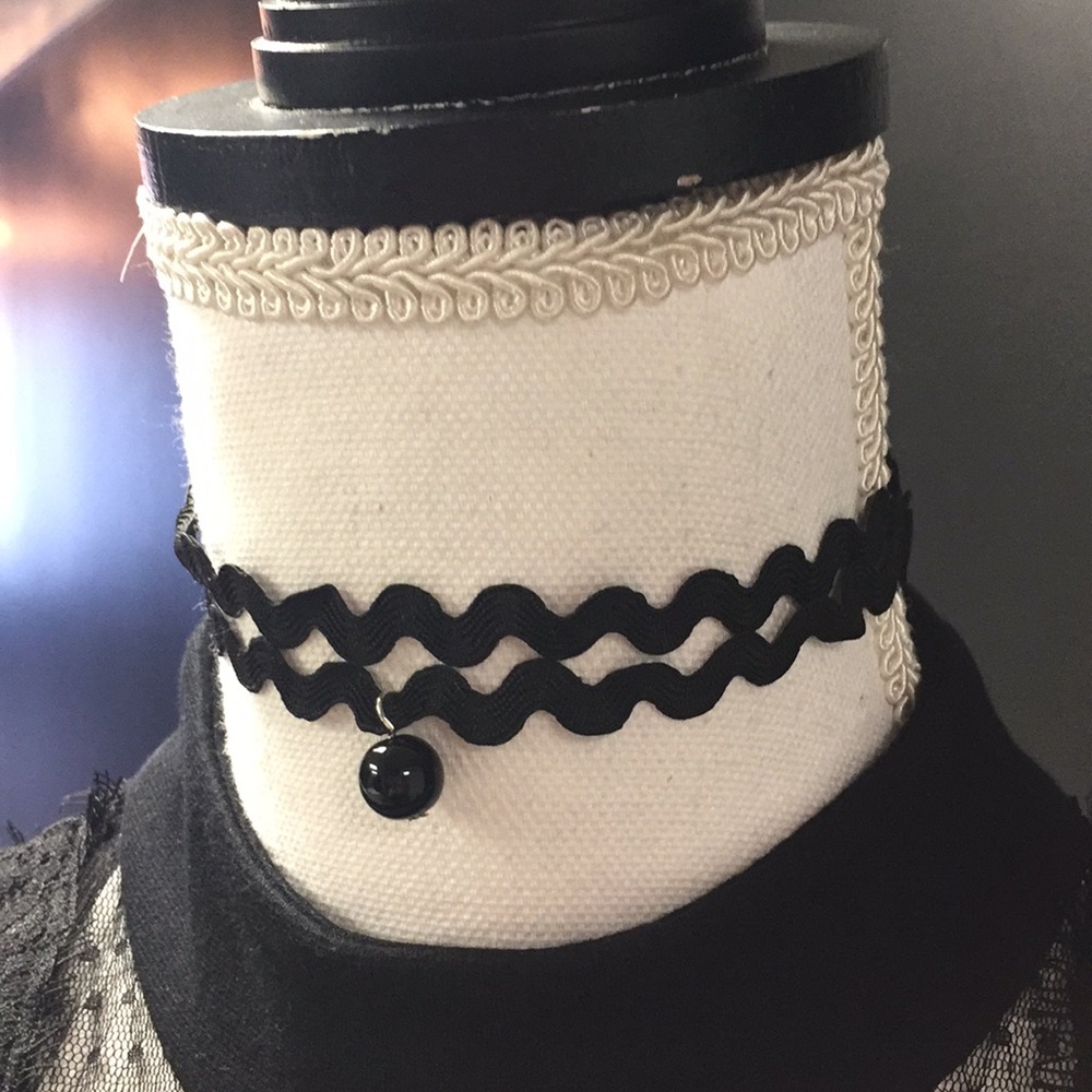 Layered chocker collar new with black accent Bead